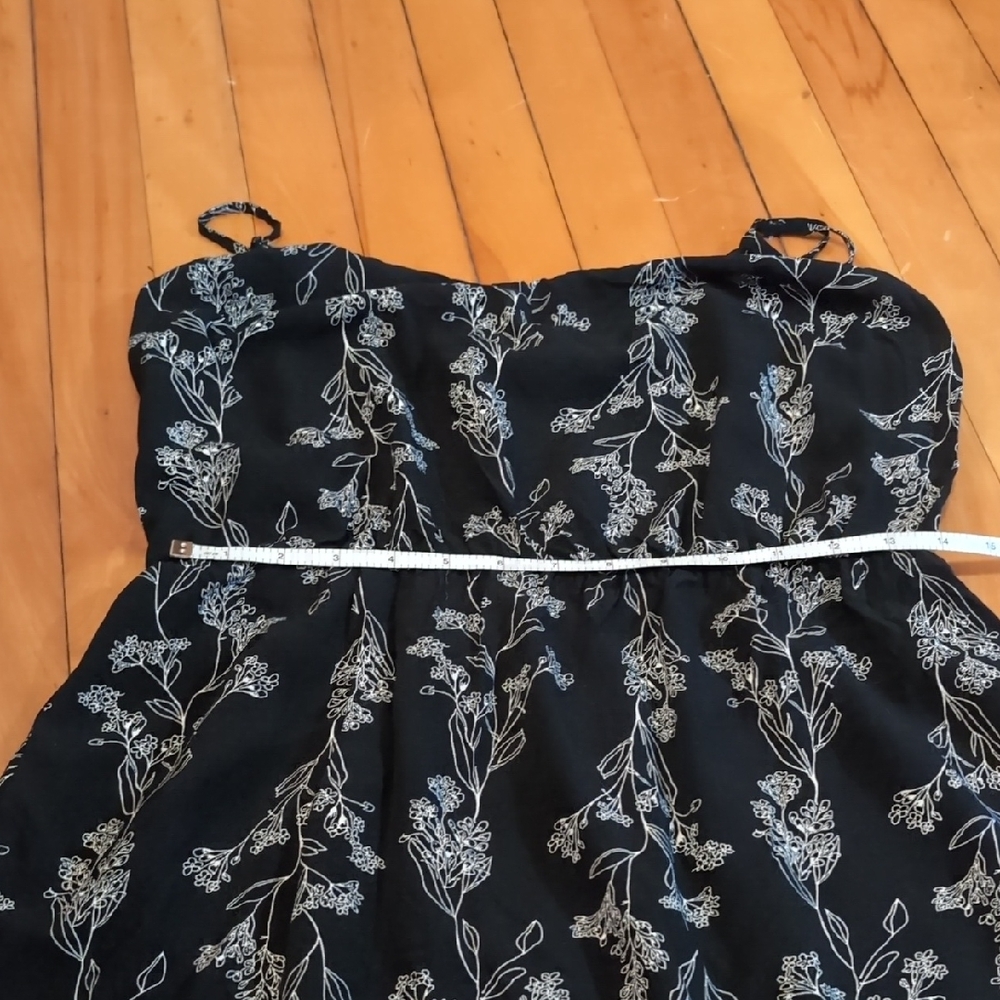 Chic Black Dress with Floral Design - Picture 6 of 9